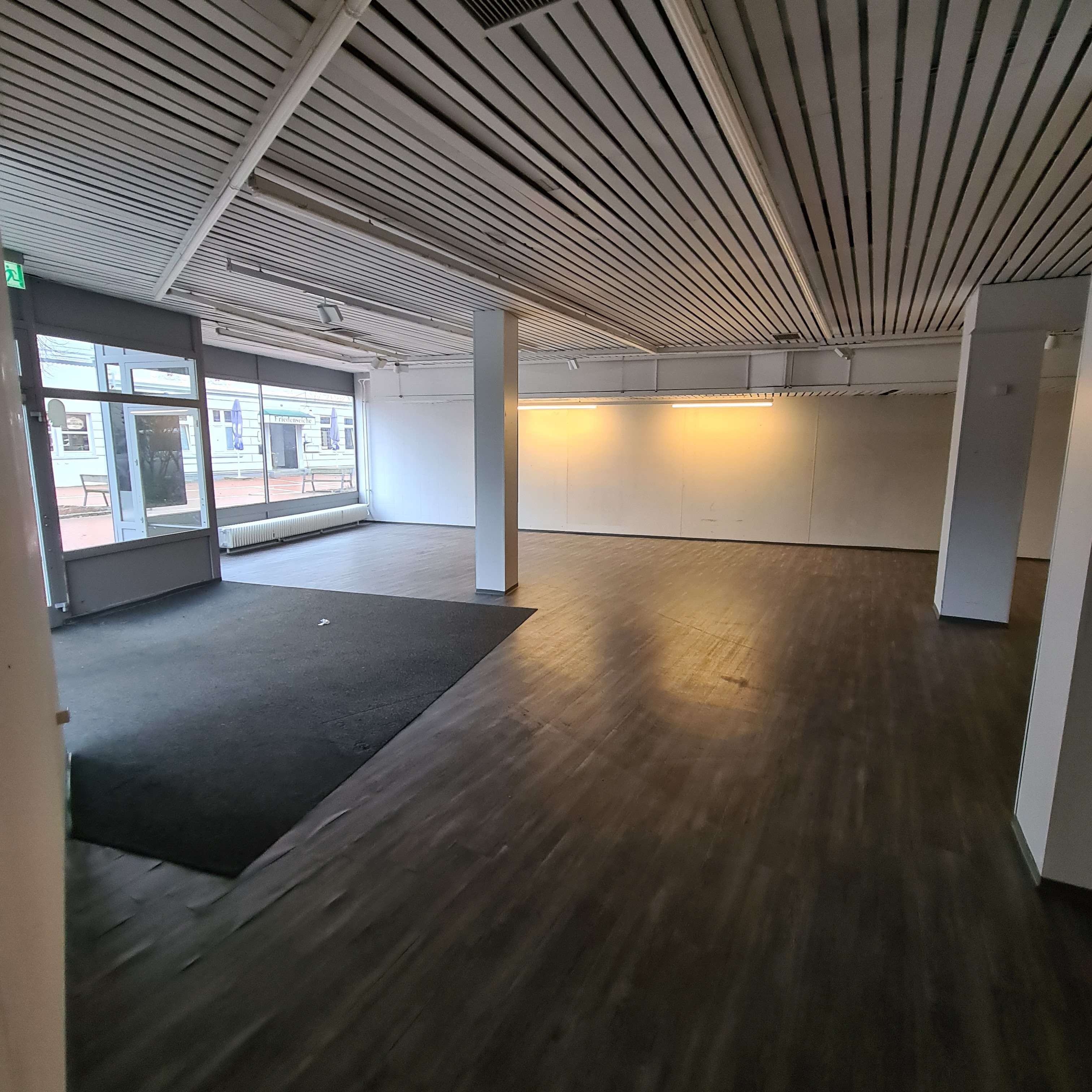 Lage // Großräumige Gewerbefläche ab sofort zu vermieten