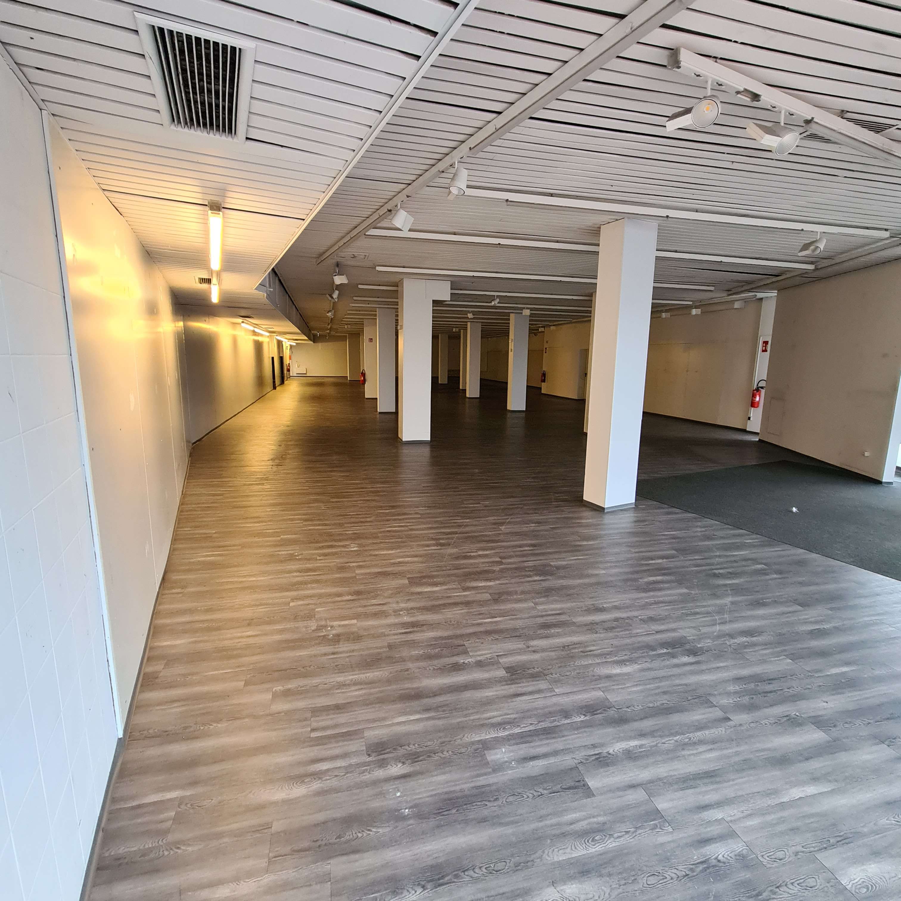 Lage // Großräumige Gewerbefläche ab sofort zu vermieten